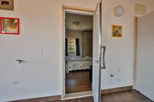 a hallway with a door leading to a bedroom at Il Pineto Paestum Food & Rooms in Paestum