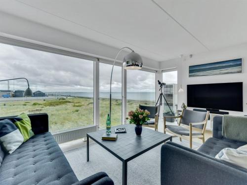 salon z widokiem na ocean w obiekcie Holiday Home Leto - 2km from the sea in Western Jutland by Interhome w mieście Havneby