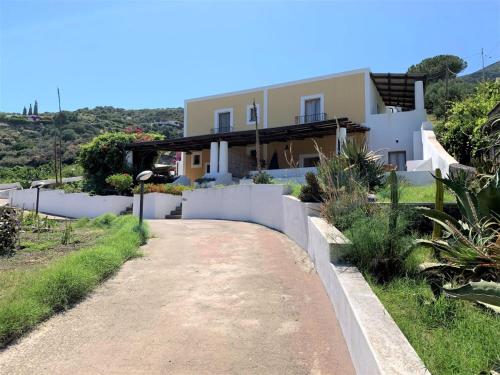 une maison sur une colline avec un chemin dans l'établissement Le Terrazze di Salina, a 100 mt dalla spiaggia, à Lingua