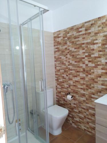 a bathroom with a toilet and a glass shower at CASA ISABEL - (ZONA RURAL) in Fasnia