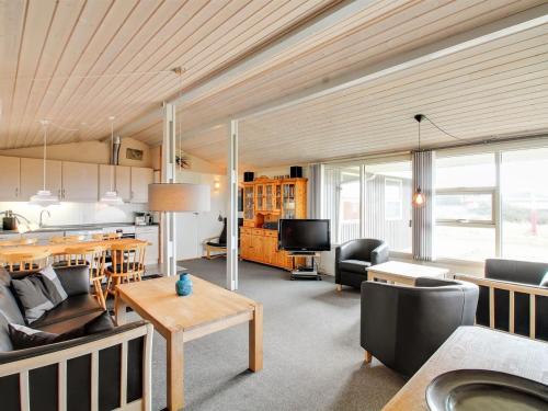 Posezení v ubytování Holiday Home Dalia - 200m from the sea by Interhome