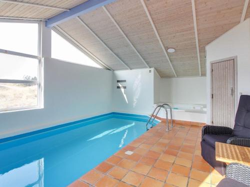 Bazén v ubytování Holiday Home Petkana - 700m from the sea in Western Jutland by Interhome nebo v jeho okolí