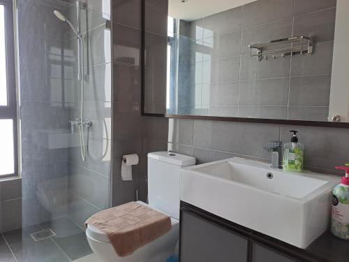 uma casa de banho com um lavatório, um WC e um chuveiro em Best Moments suite 1 em Kuantan