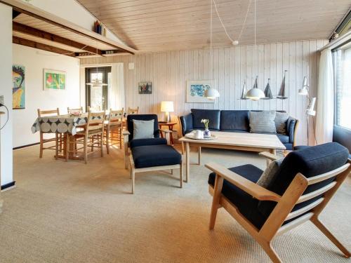 sala de estar con sofá, mesa y sillas en Holiday Home Pisana - 400m from the sea in Western Jutland by Interhome, en Vejers Strand