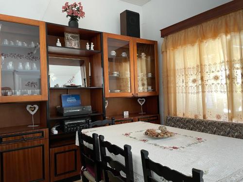 a dining room with a table and a laptop on it at Nionas Cheerful House in Píso Meriá