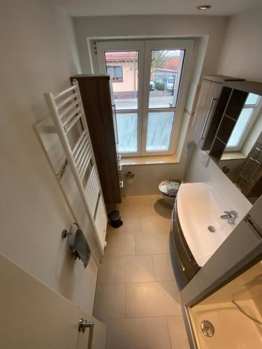 bagno con lavandino, servizi igienici e finestra di Apartment II Am Jakobsweg a Erfurt