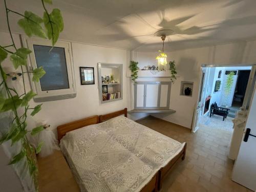 Habitación pequeña con cama y mesa en Nionas Cheerful House 