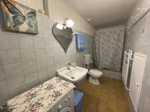 a small bathroom with a sink and a toilet at Nionas Cheerful House 