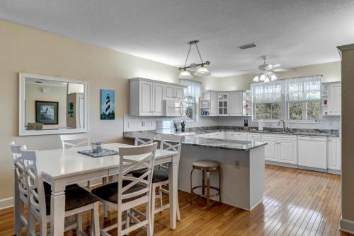 Köök või kööginurk majutusasutuses Lightkeepers View - Coastal gem w decks & sunroom