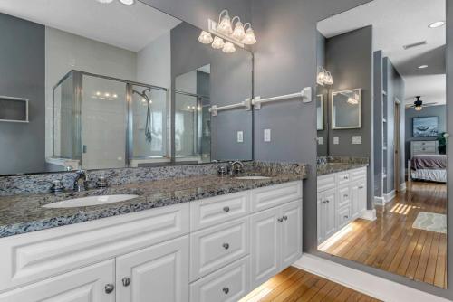 Vannituba majutusasutuses Lightkeepers View - Coastal gem w decks & sunroom