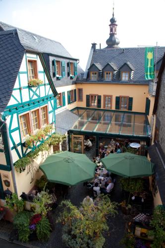 an overhead view of a building with tables and umbrellas at Weinhotel des Riesling Zum Grünen Kranz in Rüdesheim am Rhein