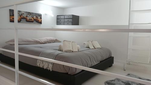 una camera da letto con un grande letto bianco in una stanza di HANDY&RIVIENI2 a Roma