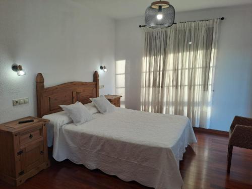 Hostal Boavista في Costoia: غرفة نوم بسرير كبير ونافذة