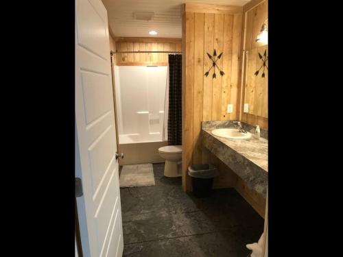 Family Cabin Unit 10 – Photos 4