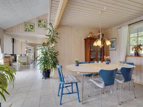 Posezení v ubytování Holiday Home Thorth - 1-3km from the sea by Interhome