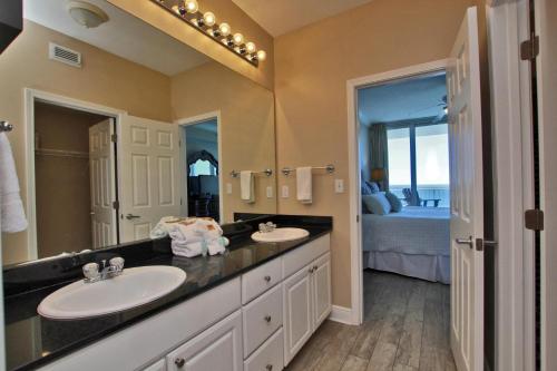 een badkamer met 2 wastafels en een grote spiegel bij San Carlos 1706 in Gulf Shores