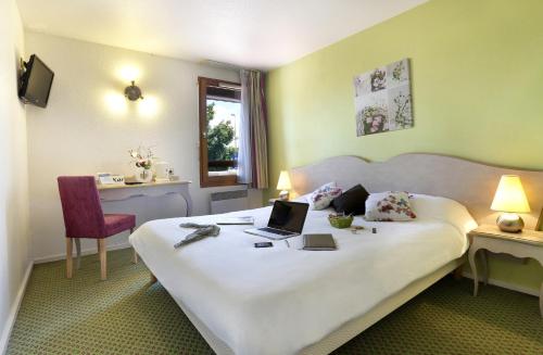 Кровать или кровати в номере IKAR - Fasthotel Blois