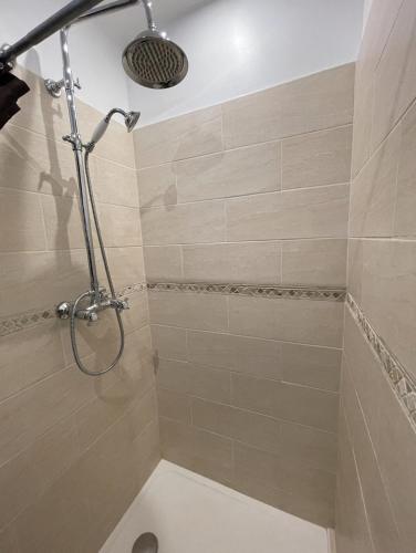 une douche avec pommeau de douche dans une salle de bain dans l'établissement Maisonnette studio bas Suquet, 200m plages, 700m palais, au calme, à Cannes