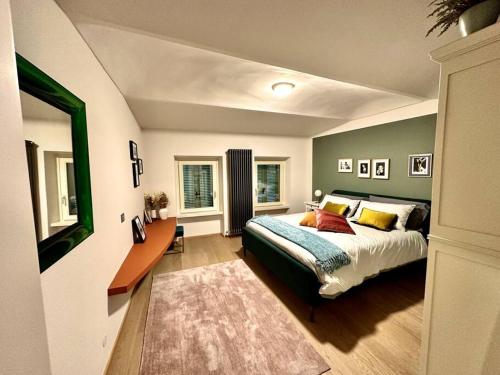 a bedroom with a bed and a desk in it at Dimora Roè in Monticello d'Alba