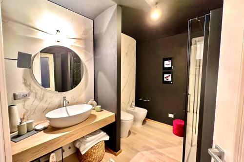 een badkamer met een wastafel en een spiegel bij Dimora Roè in Monticello d'Alba
