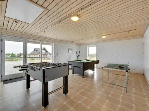 Biliár nebo kulečník v ubytování Holiday Home Fundin - 150m to the inlet in Western Jutland by Interhome