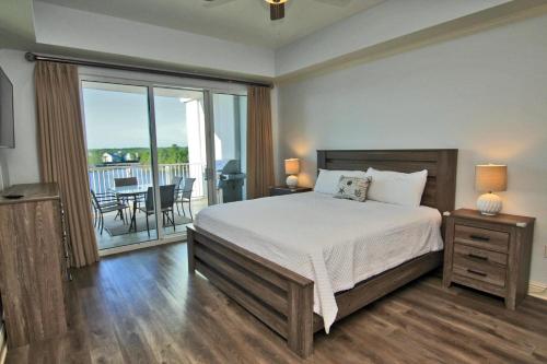 1 dormitorio con 1 cama grande y balcón en Wharf 412, en Orange Beach