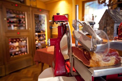 a counter with a slicer with a piece of pizza at Weinhotel des Riesling Zum Grünen Kranz in Rüdesheim am Rhein