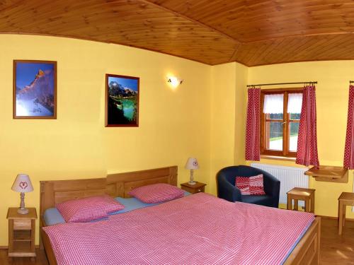 A bed or beds in a room at Pension Cortina