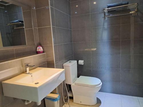 ein Badezimmer mit einem weißen WC und einem Waschbecken in der Unterkunft Best moments Studio Seaview in Kuantan