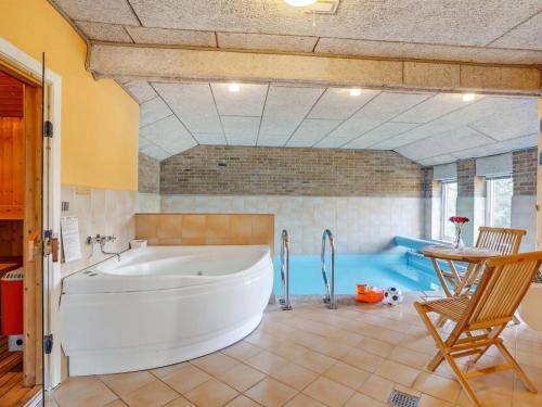Bazén v ubytování Holiday Home Svane - 1-2km from the sea by Interhome nebo v jeho okolí