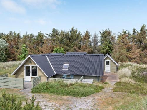 ein Haus mit Solardach am Strand in der Unterkunft Holiday Home Hinz - from the sea by Interhome in Ringkøbing