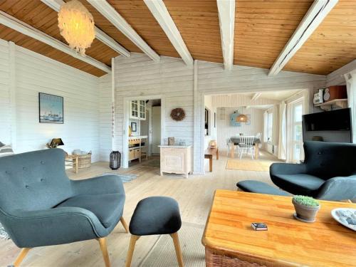 ein Wohnzimmer mit 2 Stühlen und einem Tisch in der Unterkunft Holiday Home Arbnora - 400m from the sea in Western Jutland by Interhome in Bjerregård