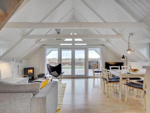 ein Wohnzimmer mit Sofa und Tisch in der Unterkunft Holiday Home Gunhwat - 350m to the inlet by Interhome in Ringkøbing