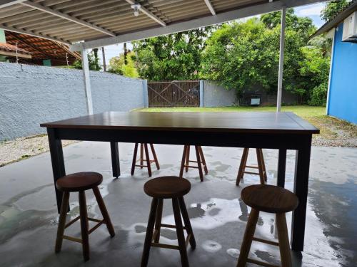 Cantinho residencial في ماريسياز: طاولة مع أربعة كراسي تحت مظلة