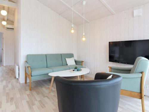 - un salon avec un canapé, une table et une télévision dans l'établissement Holiday Home Tanna - 330m to the inlet in Western Jutland by Interhome, à Lemvig