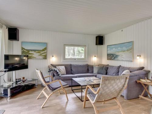 TV a/nebo společenská místnost v ubytování Holiday Home Tjordis - 600m to the inlet by Interhome