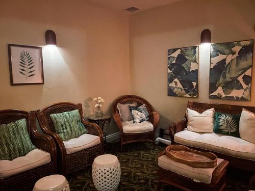 a living room with chairs and a couch and a table at Oregon Garden Resort in Silverton
