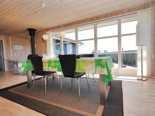 Restaurace v ubytování Holiday Home Ernbiorn - from the sea in Western Jutland by Interhome