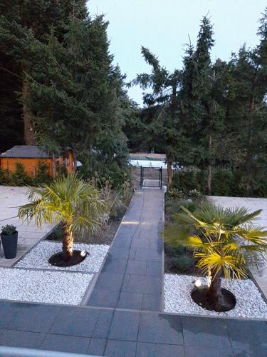 Jardin de l'établissement Charmante Design-Maisonette in Schiffweiler - 2 Etagen - ruhig gelegen - bis 7 Pers - WLAN - 2 Parkplätze - Balkon & Garten - Self-Check-in - Nähe See & Wald