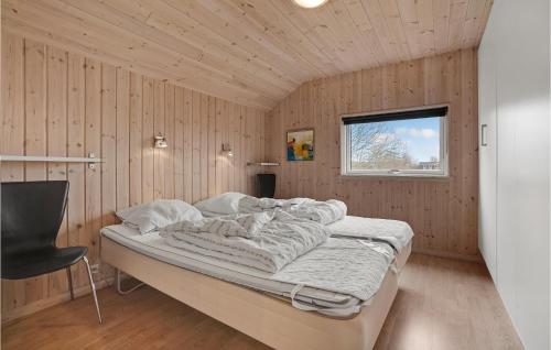 SkovbyにあるStunning Home In Sydals With 4 Bedrooms, Sauna And Wifiの木製の壁のベッドルーム1室