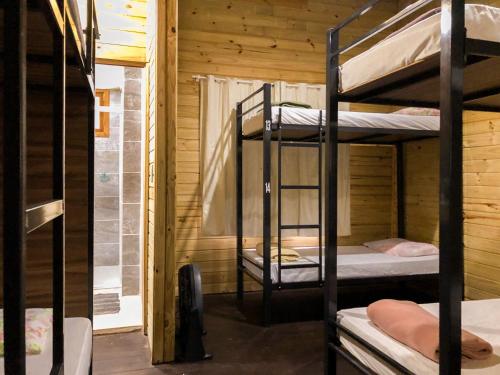 フロリアノポリスにあるVoila Hostelのキャビン 二段ベッド3組が備わる客室です。