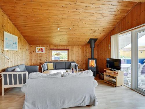 Atpūtas zona naktsmītnē Holiday Home Joern - 300m from the sea in NW Jutland by Interhome