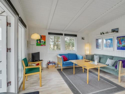 - un salon avec un canapé et une table dans l'établissement Holiday Home Mads - 950m from the sea in NW Jutland by Interhome, à Torsted