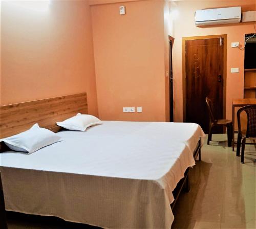 Postel nebo postele na pokoji v ubytování SKR Gusto Inn