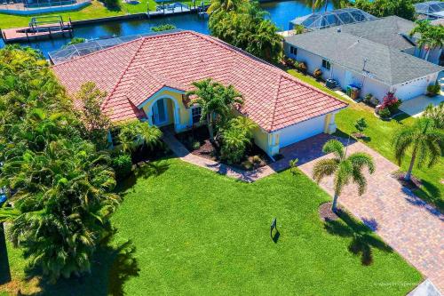 een uitzicht op een huis met een rood dak bij Casa Nalani - phenomenal 8 guest holiday villa in the Yacht Club in Cape Coral
