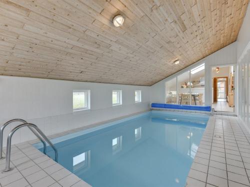 uma grande piscina com tecto de madeira em Holiday Home Luzy - 600m from the sea in NW Jutland by Interhome em Torsted