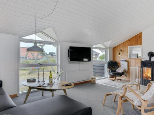 uma sala de estar com uma mesa e uma televisão em Holiday Home Luzy - 600m from the sea in NW Jutland by Interhome em Torsted