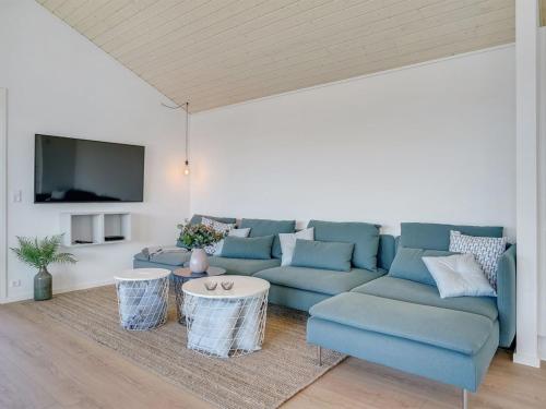 TV a/nebo společenská místnost v ubytování Holiday Home Aiko - 50m from the sea by Interhome