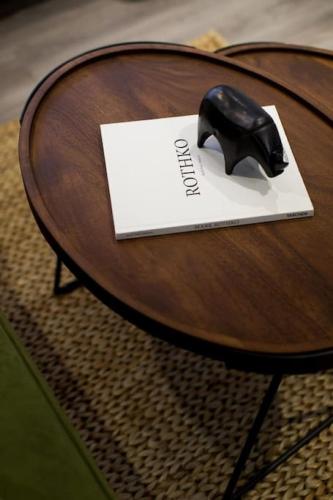 a wooden table with a black mouse on a piece of paper at Palms Little Italy Studio with full bathroom by Denstays in Montréal