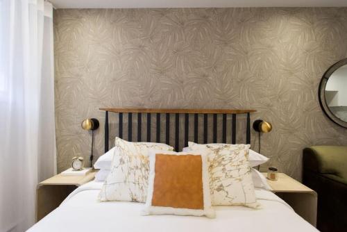 a bedroom with a bed with white sheets and pillows at Palms Little Italy Studio with full bathroom by Denstays in Montréal